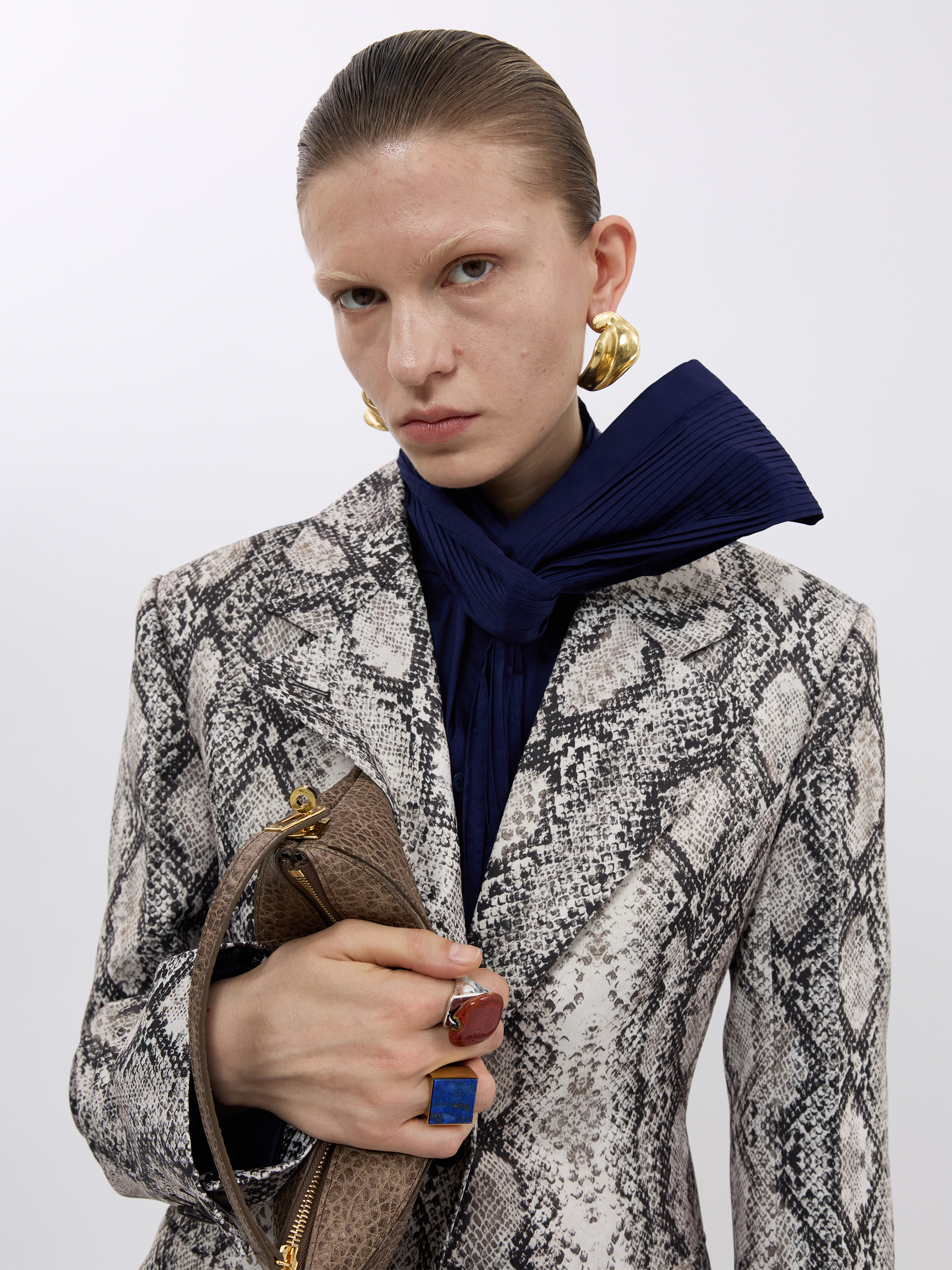 PLEATED RIBBON SCARF DETAIL SHIRT (W26BL4021NV)