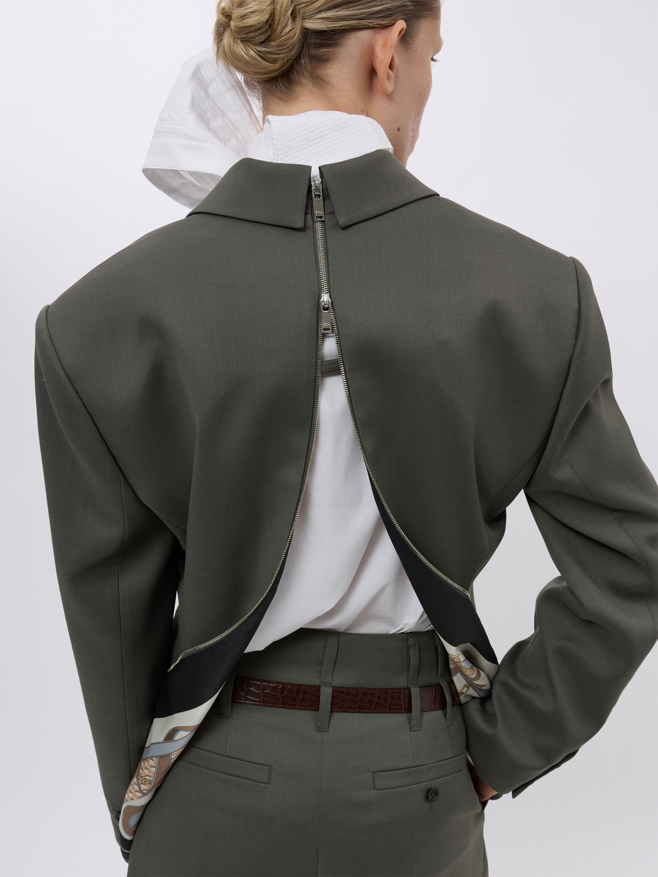 PLEATED RIBBON SCARF DETAIL SHIRT (W26BL4021WH)