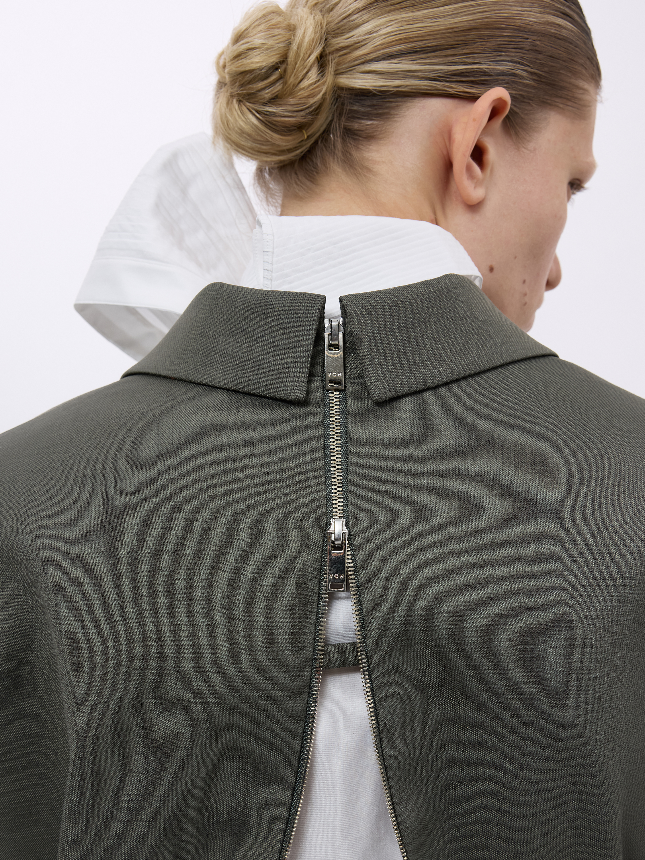 PLEATED RIBBON SCARF DETAIL SHIRT (W26BL4021WH)