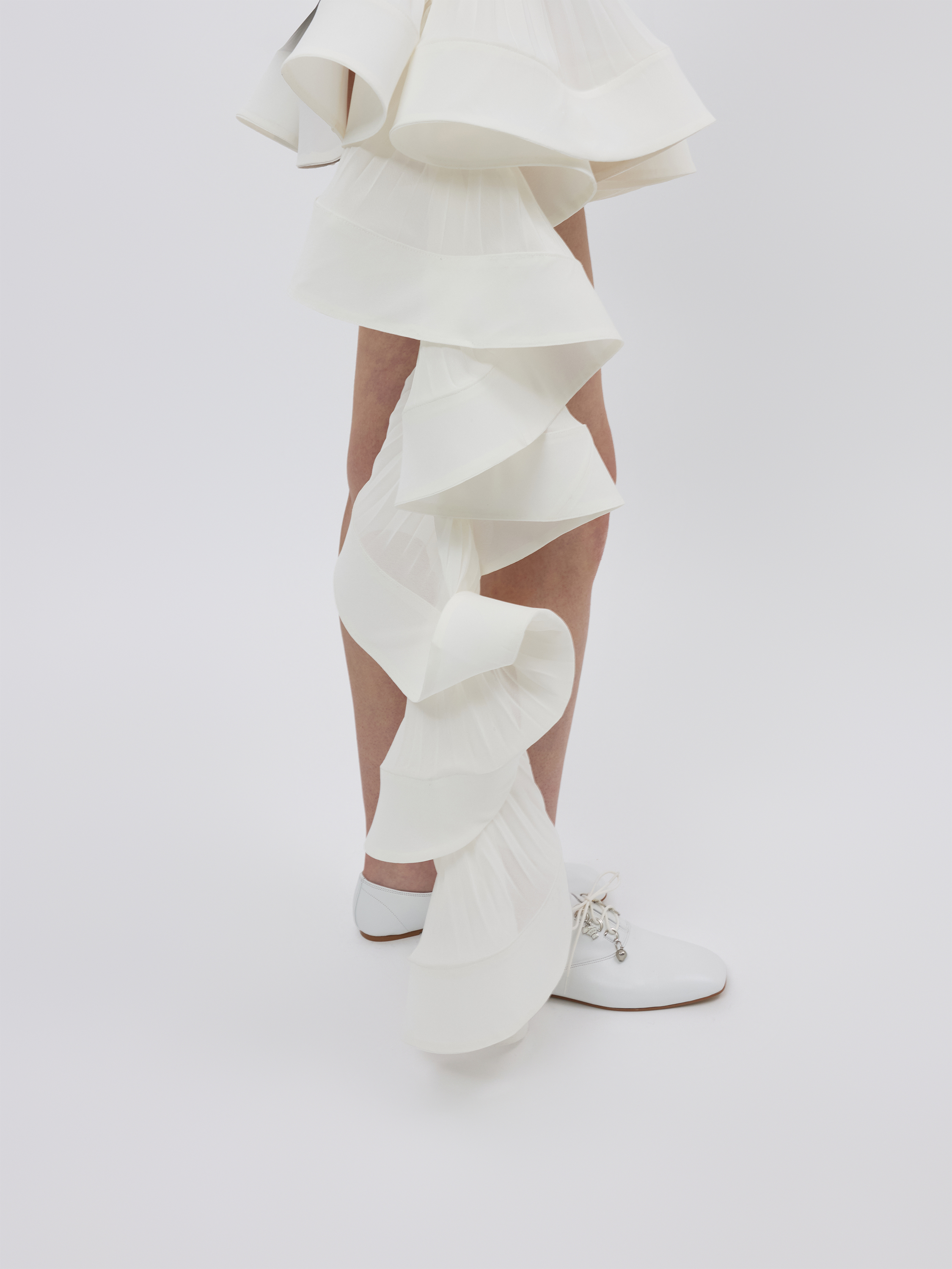 ACCORDION PLEATED RUFFLE SKIRT (W26SK6101IV)